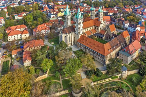 Naumburger Dom und Domgarten Blick von einer Drohne auf den Dom und das Gartenareal