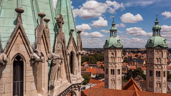 Domtürme Blick von einem Turm auf die anderen Domtürme und die Stadt Naumburg im Hintergrund