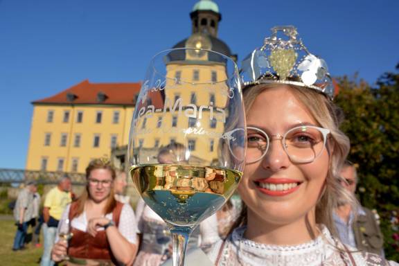 11 Zeitz feiert Weinfest und kürt neue Weinprinzessin klein (c) Stadt Zeitz Lars Werner