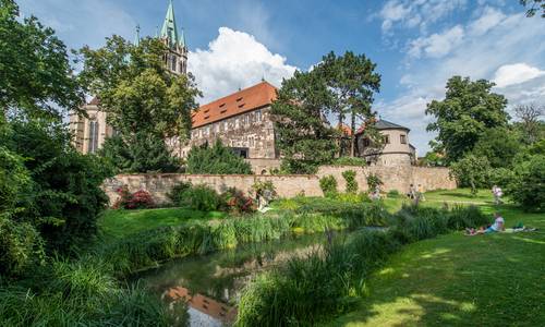 Naumburger Domgarten Blick aus dem Naumburger Domgarten auf den Dom, Menschen picknicken auf der Wiese